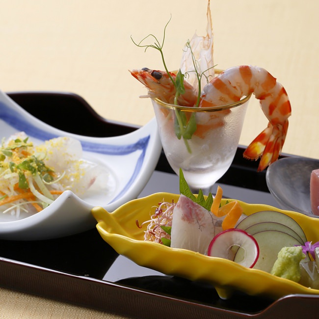 《日本料理》「蒼天」より“お造り 中とろ 鰤 車海老 鯛カルパッチョ仕立て 唐墨風味”