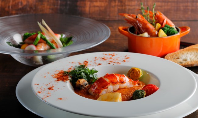 （左奥）タラバ蟹と海老のサラダ仕立て（中）オマール海老と野菜のグラティネ （右奥）海老とインカのめざめのアヒージョ