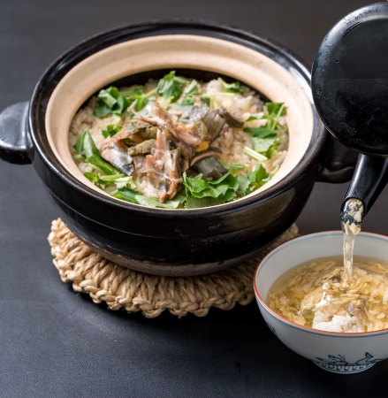 〆の土鍋飯は、土鍋ご飯として堪能した後「すっ ぽん出汁餡」をかけて雑炊としてご提供。身体の 芯まで温まります。 
