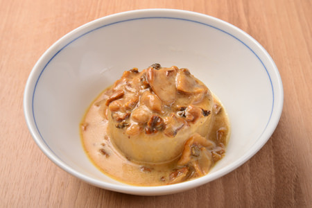 高級食材ボルチーニ茸を使用した洋風のソースがおでんと相性抜群！「大根ポルチーニソース（390円）」