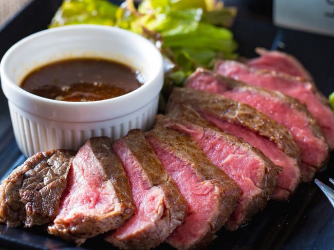 肉バルmottoではサーロインステーキも低温調理