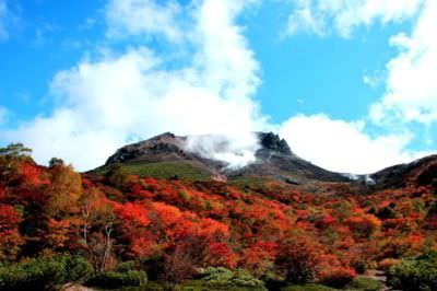 施設から眺められる那須岳の紅葉 画像提供　(一般社団法人)那須町観光協会