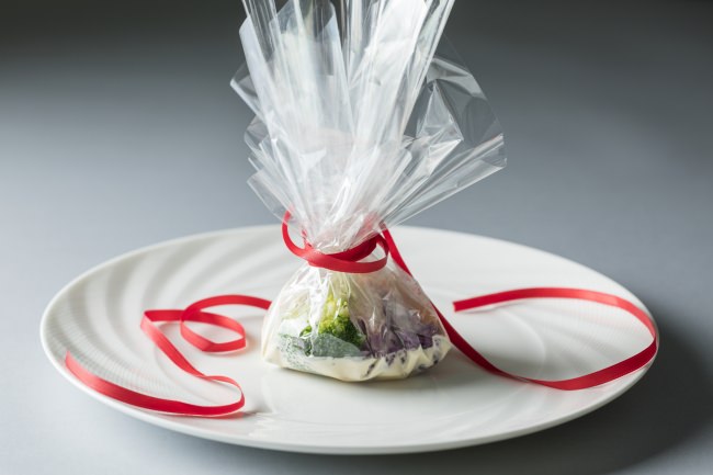 魚介料理：宮城県女川産帆立貝と桃浦産牡蠣の包み焼き  黄柚子の香り