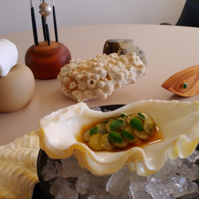 古宇利島平田さんのシャコ貝の肝合えとピクルスとモリンガ