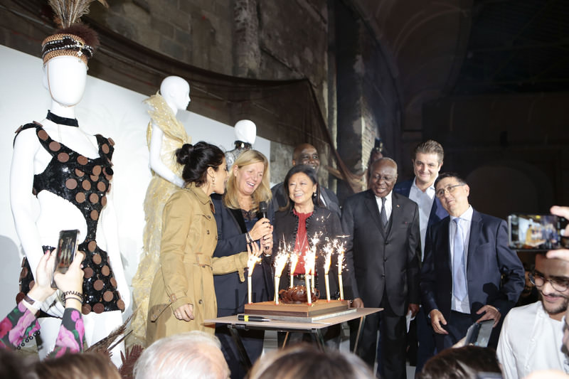 大きなケーキを前に25周年を祝う主催者とパリ区長