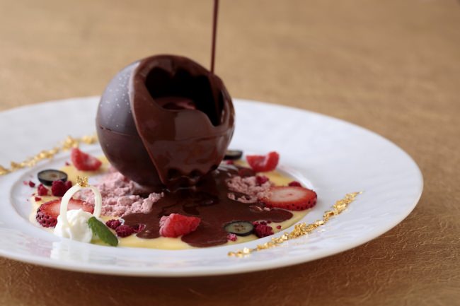 温かいチョコレートをかけると中からハート型の苺のアイスクリームが現れる。