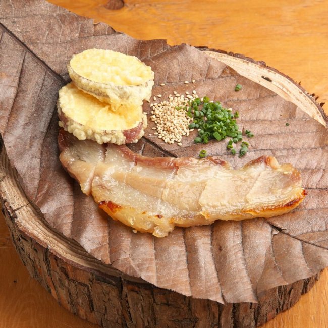 能登豚の西京漬け...西京漬けにした能登豚バラは、弾力のあるもちもち食感。 ネギと胡麻、付け合わせの五郎島金時の天ぷらと共にお召し上がりください。