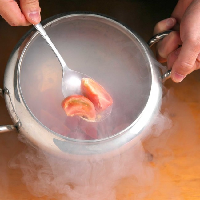 マイナス196℃の冷やしトマト...液体窒素を使い、トマトを低温加熱することで甘みを引き出します。​また、瞬間的に冷却することで、フレッシュな味わいや、艶やかさをそのままにシャリっと口の中で溶け出す独特の食感をお楽しみ頂けます。