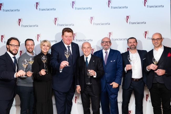 フランチャコルタ協会新会長 シルヴァーノ・ブレッシャニーニ（左から三番目）、イタリア大使（4番目）と来日したフランチャコルタ生産者