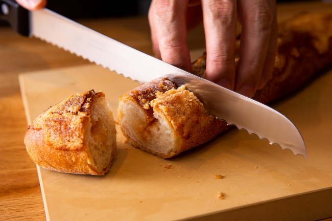 焼きたてのパンに博多名産の辛子明太子の自家製ソースをサンドした明太フランスパン