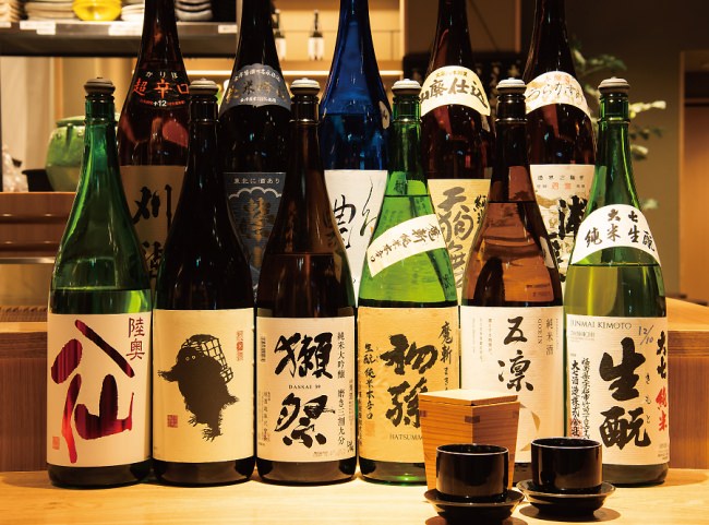 日本酒は全国から選りすぐった間違いないラインナップ