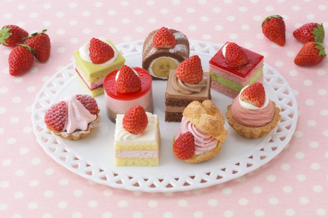 銀座コージーコーナー、旬の苺“紅ほっぺ”を使った新作ケーキ2品、1月6日より期間限定販売。