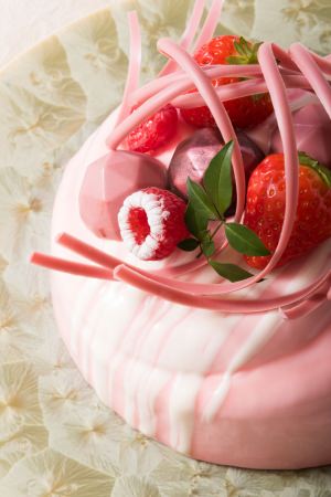 リーガロイヤルホテル東京 開業25周年記念 ひと足早い春の訪れを感じる苺とチョコレートを愉しむ「苺＆ショコラアフタヌーンティー」