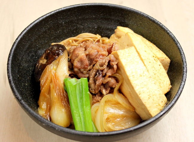 牛肉の旨味とコクが豆腐と お野菜に程よく染み込んだ 『肉豆腐丼』￥800（税抜）漬物・味噌汁付き