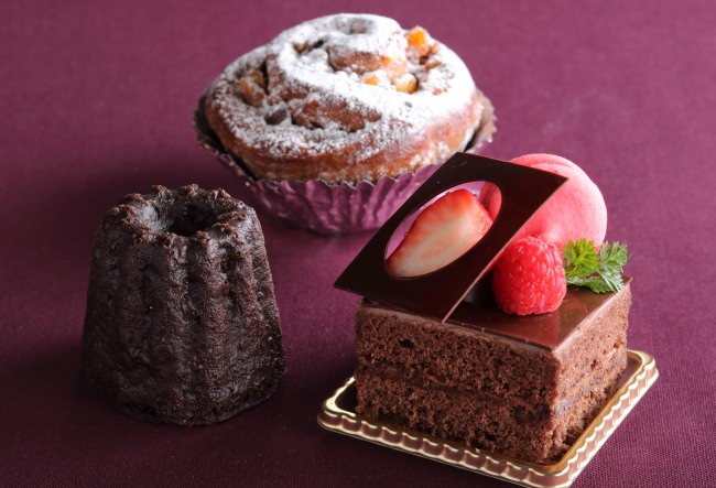 （写真手前右）バレンタイン チョコレートケーキ（写真手前左）チョコレートのカヌレ・ド・ボルドー（写真奥）アーモンドチョコレートロール