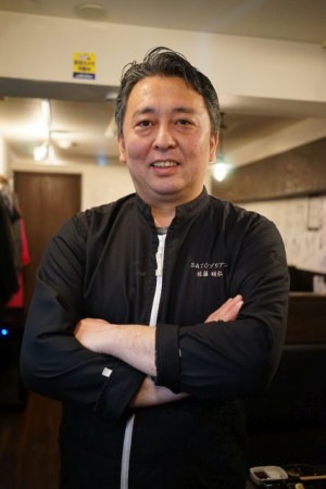 〈SATOブリアン〉店主 佐藤 明弘氏 10年にわたる焼肉店での勤務を経て、2011年6月、東京・阿佐ヶ谷に〈SATOブリアン〉をオープン。本店をはじめ、現在阿佐ヶ谷エリア内に5店舗を展開しています。