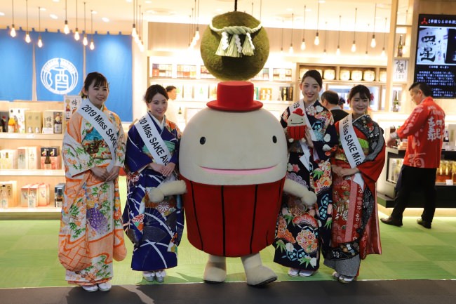 セレモニーにはミス日本酒やセントレアのオリジナルキャラクターなぞの旅人フーも登場