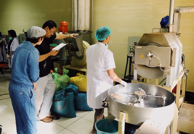 提携先のインドネシア国立ハサヌディン大学でカカオを製菓用材料に加工する様子