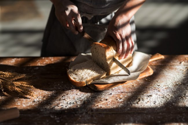 『九パン』は、すべての主原料を九州の豊かな大地から穫れる天然素材にこだわった無添加の食パンです。