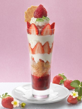 北海道ソフトクリームの贅沢ストロベリーパフェ（オールデイダイニング リモネ）