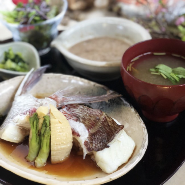 春は鯛に桜海老！彩り美しい春の料理が、自然薯とろろ料理が人気の『黒十 神戸本店』に登場。真鯛の酒蒸しあんかけと自然薯とろろ、桜海老の釜めしで春を楽しみましょ。