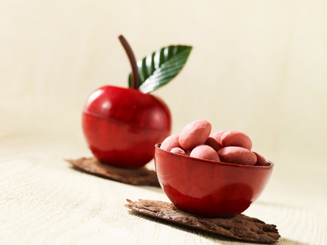 【ザ・プリンス パークタワー東京】ギフトにおすすめの新商品 可愛らしいリンゴ型とハート型のチョコレートを販売