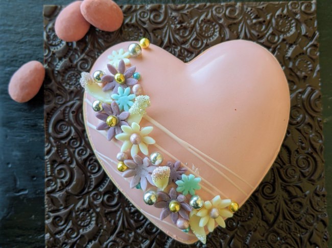 「Dearest」 ピンクの中にはあまおうフレーバーのアーモンドチョコレートが詰め込まれています