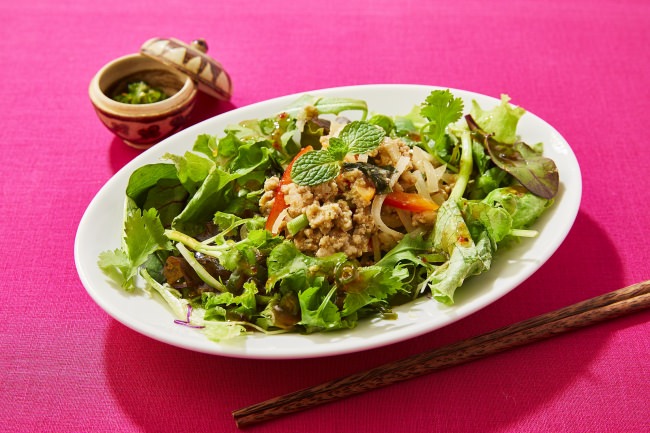 青唐辛子の効いた味つけの豚ひき肉を、ミントやバジル、パクチーなどのハーブ野菜と食べる、タイ東北部イサーン料理の定番のひとつです。