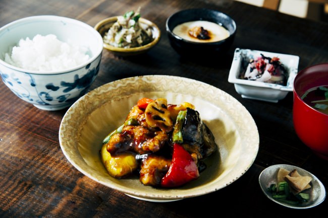 鶏と野菜の黒酢あん御膳　￥1,500(税抜)