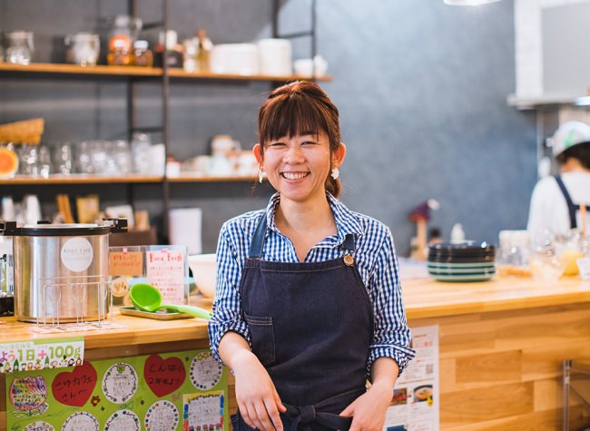 新富町商店街の「こゆ野菜カフェ」は、実家が農業を営む店長・永住美香さんを中心とするメンバーが手がける旬の野菜をたっぷり使った地産地消メニューが好評です。（画像＠Waki Hamatsu）