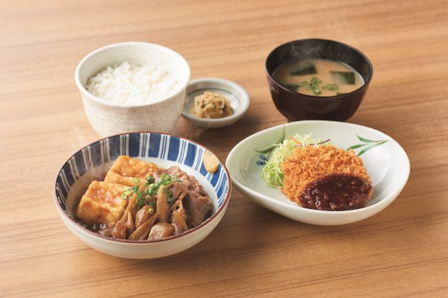 『肉豆腐とメンチカツの定食』860円（税込）