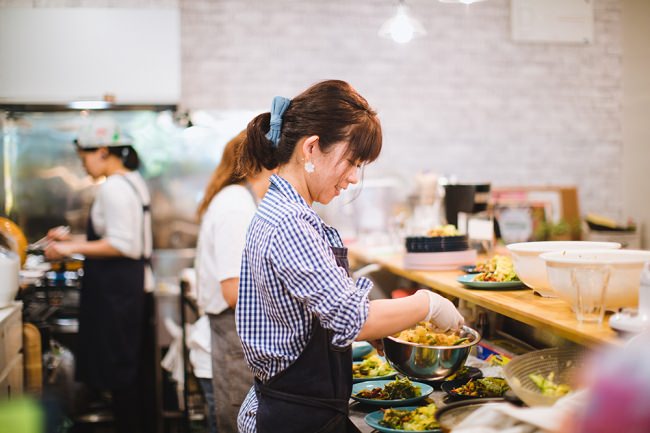 2018年8月のオープン以来、地産地消を通じてエシカル消費の普及に取り組んでいる「こゆ野菜カフェ」（画像＠Waki Hamatsu）