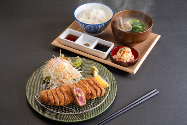 『牛ロースカツ定食』京都勝牛の看板メニュー。赤身と脂身のバランスが良く牛肉本来の味わいを楽しめる。