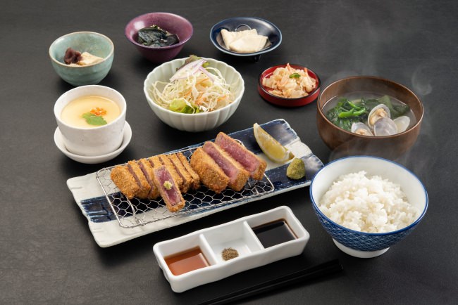 『京都勝牛膳』牛カツ二種と少しずつ色々な小鉢を楽しめる贅沢御膳。