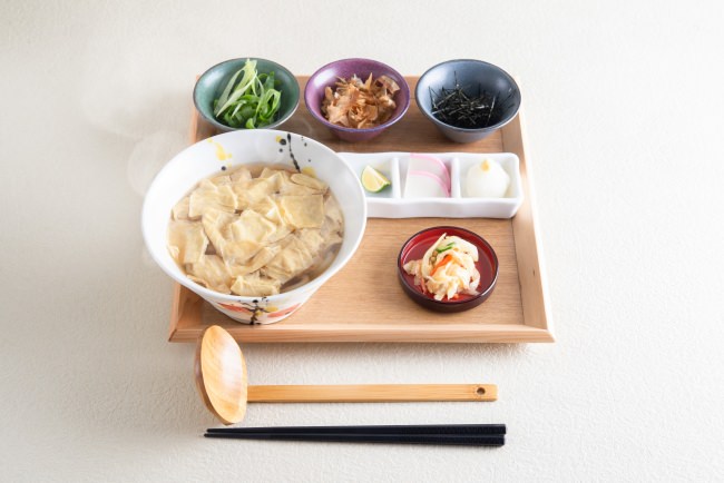 『湯葉うどん』京風の上品な湯葉のおうどん。六種の薬味で味の変化をお楽しみください。