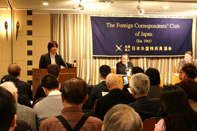 日本外国特派員協会主催「第2回世界に伝えたい日本のクラフトビール」でビールの説明をする代表の岩本