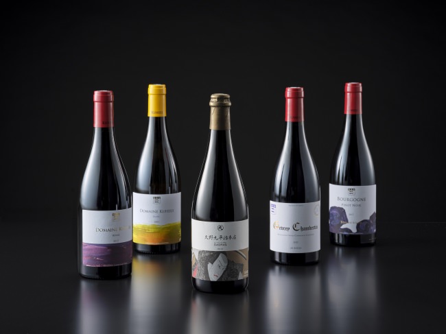 Terroir Kuheiji（テロワール・クヘイジ）全ラインナップ。4種のワインのうち1種と日本酒（中央）の組み合わせ。