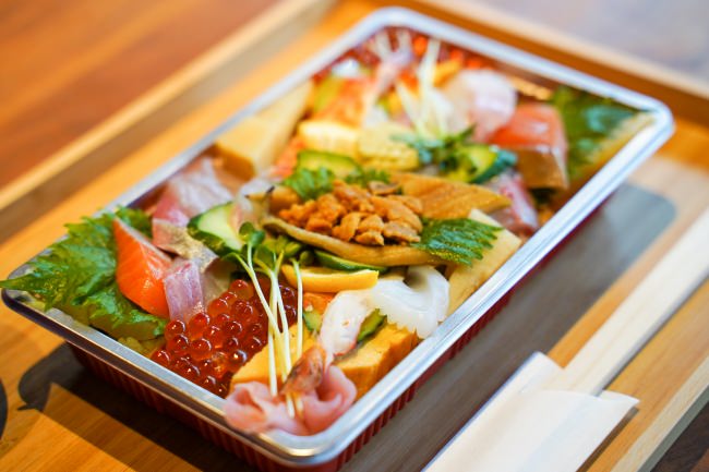 壱岐の新鮮な魚介類が贅沢にのった「海鮮ちらし寿司」（三益寿司）