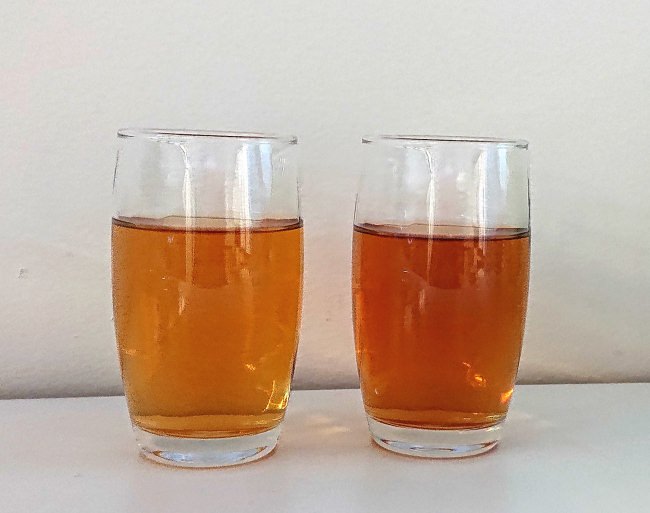 ＜抽出した麦茶の色比較＞左：水出しでおいしい麦茶、 右：当社他製品