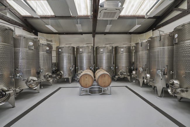 仏醸造所「KURA GRAND PARIS」内12基の醸造用タンク
