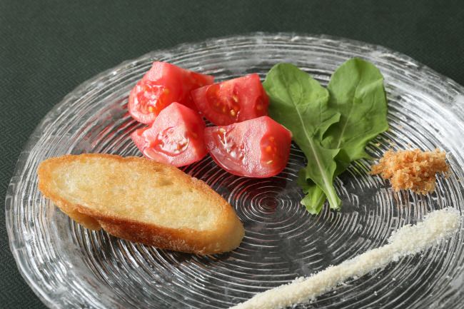 炎のフランベパーフォーマンスでおもてなしの１品。リコピンが豊富なトマトは夏のシーズンは必食素材。