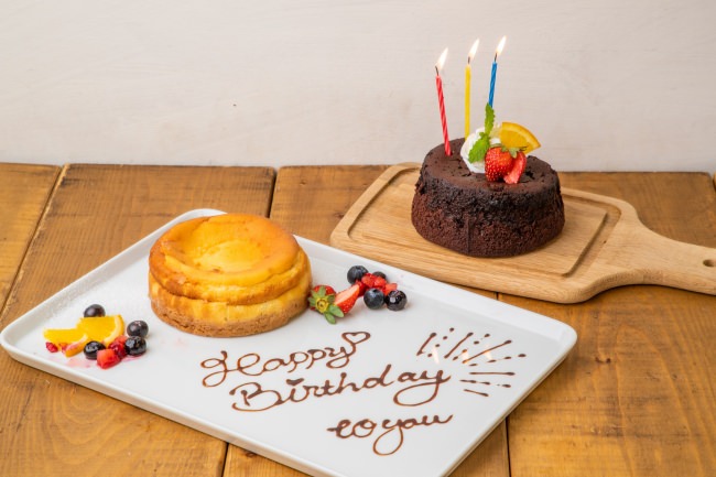 本格的な味わいのケーキと付属のチョコペンでカフェの記念日プレートをつくれます！