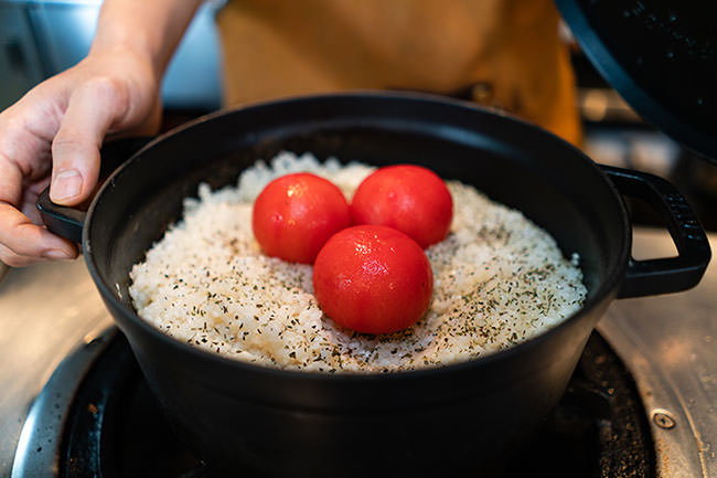 KYOBASHIライス（1.01）はトマトコンソメをベースにした炊き込みご飯