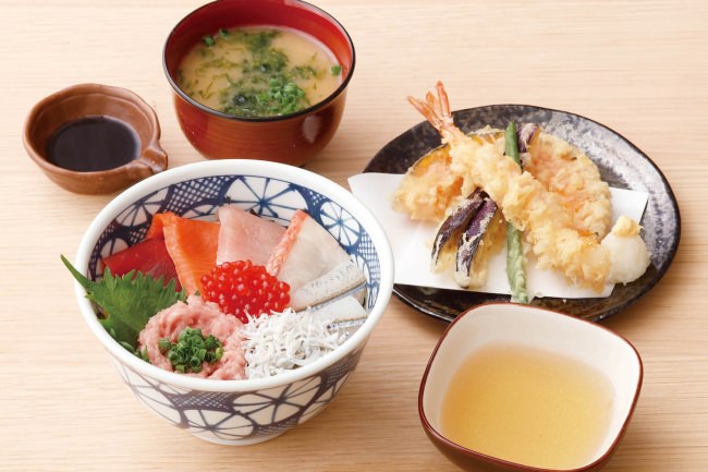 人気の上海鮮丼、天ぷら盛り合わせ、あおさの味噌汁が付いた 「いなせ定食」（1080円+税）