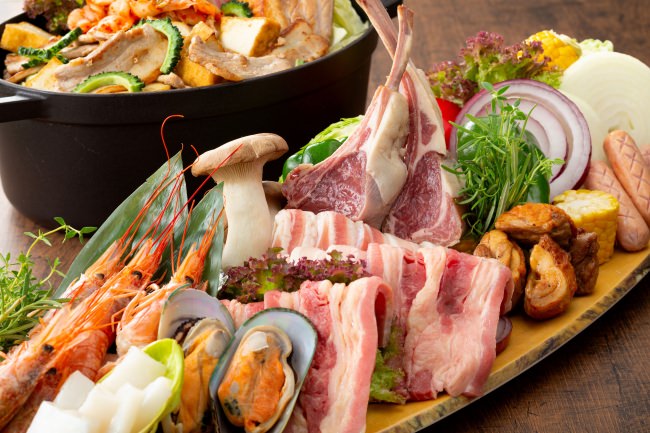 骨付きラム肉、各種海鮮、野菜の盛り合わせ