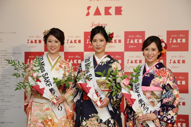 左より2020 Miss SAKE 準グランプリ 須山 梨菜、グランプリ 松井詩、同準グランプリ 福田友理子