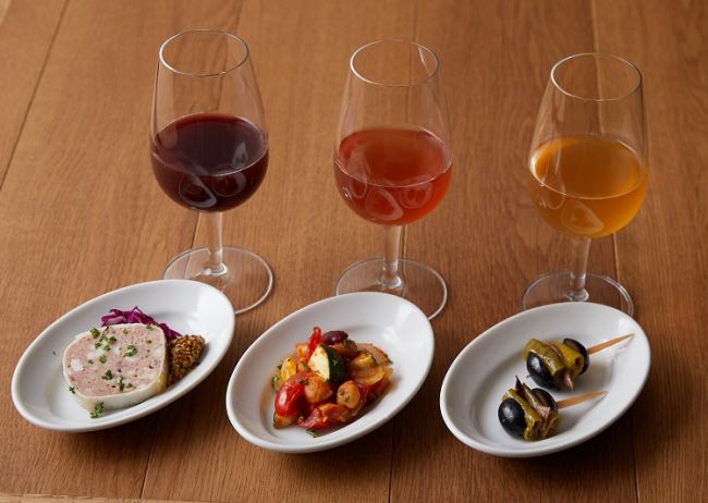 「3種のタップワインと3種のミニプレートのマリアージュセット」※樽出しワイン（40ml×3杯）と3種の小さな前菜のセットです