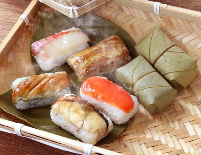 奈良名産の「柿の葉寿司」に冷凍タイプの「蒸し柿の葉寿司」が新登場！電子レンジで温めて食べるお寿司です。