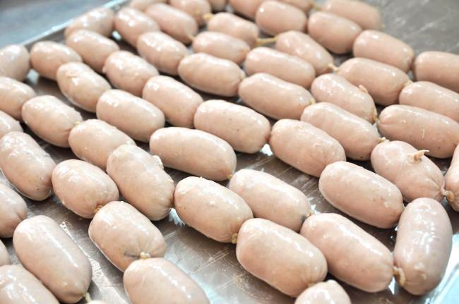 昆虫食の「ANTCICADA」が、蚕（カイコ）を原料に使用した「シルクソーセージ」をリリース。8月1日よりオンラインショップや店舗にて販売開始。