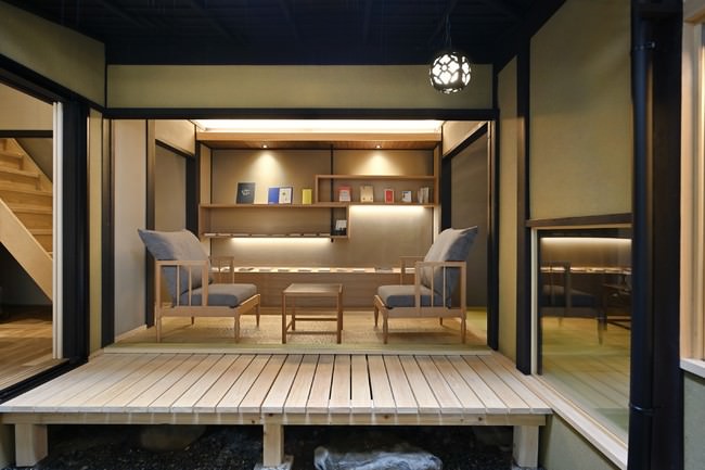 ライブラリー 京都の家具ブランド「片井意匠」によるテーブルとチェア